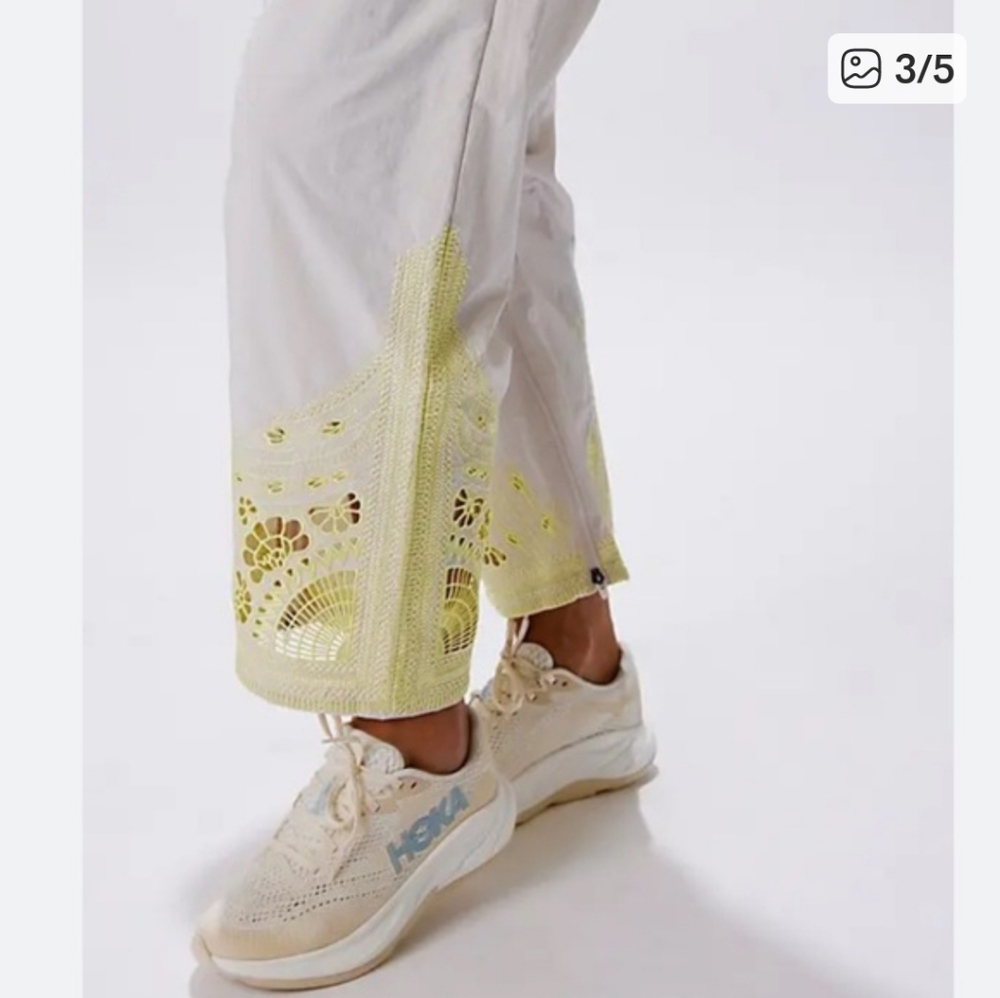 ๐๐Free People fly by night embroidered cargo style cropped hiking pants - Picture 3 of 5